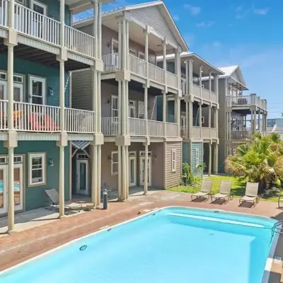 Cozy Beach House (4 min walk) w/Pool + Fast WiFi