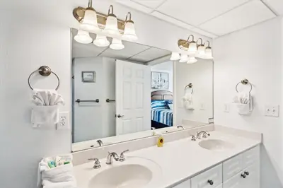 Gallery image of Emerald Beach 1830 - 2 Bedroom 2 BathBunks Sleeps 8 condo in Panama City Beach