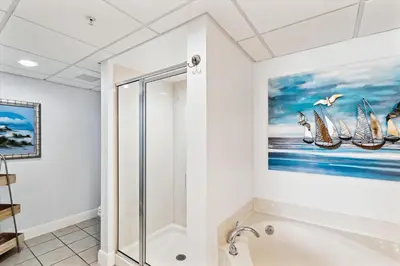 Gallery image of Emerald Beach 1830 - 2 Bedroom 2 BathBunks Sleeps 8 condo in Panama City Beach