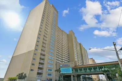 Gallery image of Emerald Beach 1830 - 2 Bedroom 2 BathBunks Sleeps 8 condo in Panama City Beach