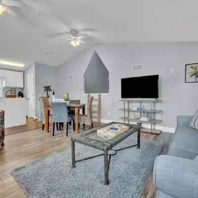 Adorable 1 BDR with Full Kitchen Deck Washer Dryer