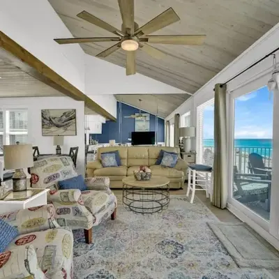 Luxury Top-Floor Gulf-View Condo w/ Bunkroom & Balcony