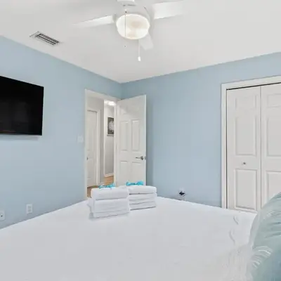 Sunshine House! 3BR 2BA Sleeps 9! Your perfect retreat for comfort and style