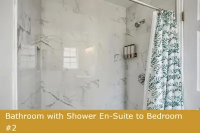 a bathroom with shower en suite to bathroom at Estrella del Mar in Panama City Beach