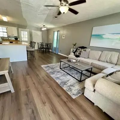 Cozy Two-Bedroom Cottage-5min walk to beach!