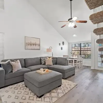 Renovated Townhome 5 mins walk to Beach