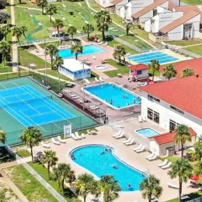 3 Bdrm Condo- 4 pools