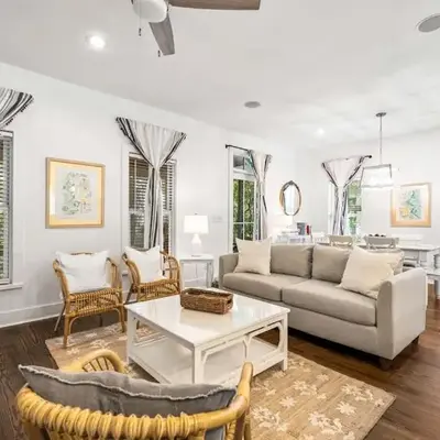 The Story House Walk To Beach Pet Friendly