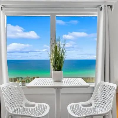 Stunning condo in Pinnacle Port