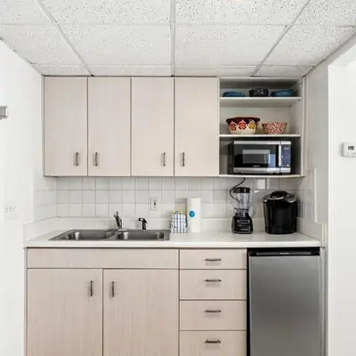 Coastal Hideaway: Cozy Beachfront Studio – Sleeps 4 with Stunning Views!