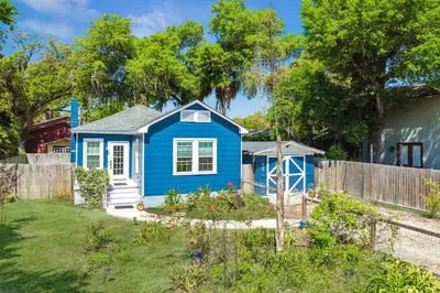 a blue tiny house in a yard at a block away from beach/Harbor/Fine restaurants in Panama City