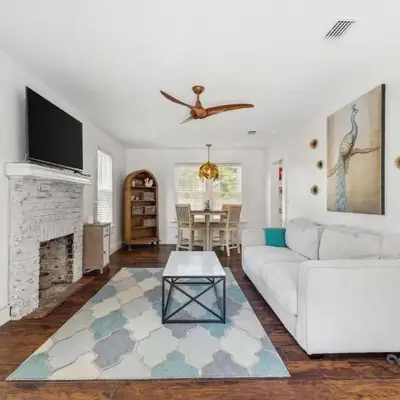 a block away from beach/Harbor/Fine restaurants