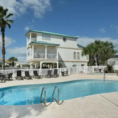 Tranquil Beach & Hot Tub & Pool Getaway