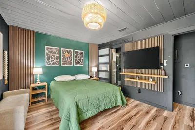 Gallery image of Urban Jungle Themed Apt - Pool - Queen Bed in Panama City Beach