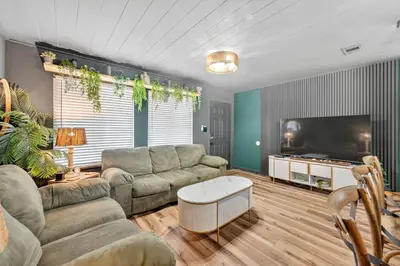 Gallery image of Urban Jungle Themed Apt - Pool - Queen Bed in Panama City Beach