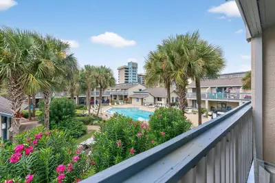 Gallery image of Urban Jungle Themed Apt - Pool - Queen Bed in Panama City Beach