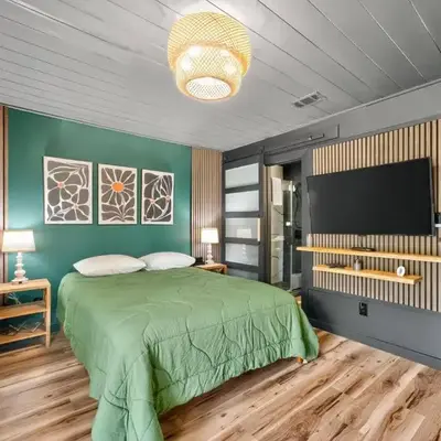 Urban Jungle Themed Apt - Pool - Queen Bed