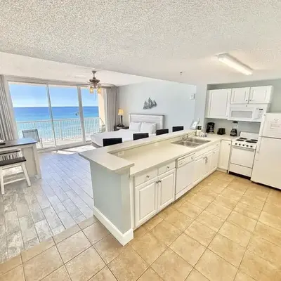 Beachfront Studio with Bunks Sleeps 4 at Majestic!
