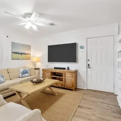 Skinny Dip- Renovated Unit- Steps to the beach
