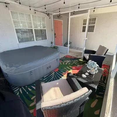 Lux min to Beach and Hospital with Hot Tub