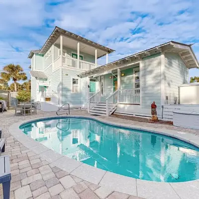 Spacious Home with Private Pool dog-friendly 2 Blocks to Beach
