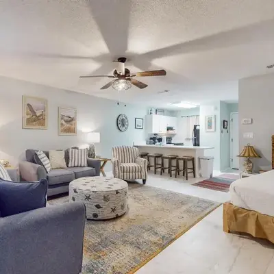 Beautiful coastal studio condo with pool