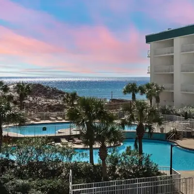 Bright Gulf-view condo with balcony pool seasonal beach service & pickleball