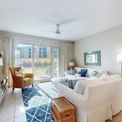 Beachfront condo with 2 beach chairs included & pickleball - short walk to dining