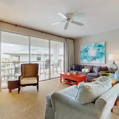 Snowbird-friendly condo with pickleball on the beach close to shops & dining
