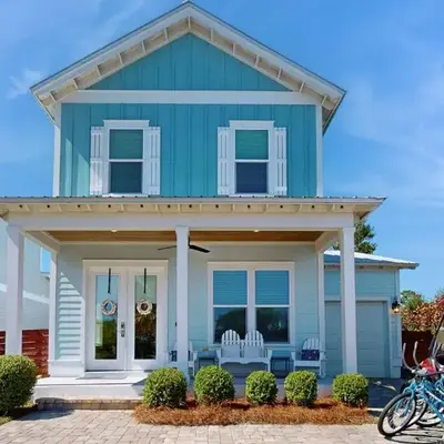 Sleek beach-themed retreat with patio bikes LSV & pool access