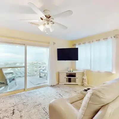 Dog-friendly beachfront townhouse with balcony 2 bikes W&D