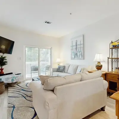 Third-floor condo with pool washer&dryer fast WiFi & central AC - near beach