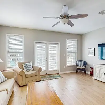 Spacious Seabreeze Trail home with gulf views & shared pool - short walk to beach