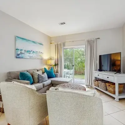 Comfortable coastal house with roomy accommodations and easy shoreline access