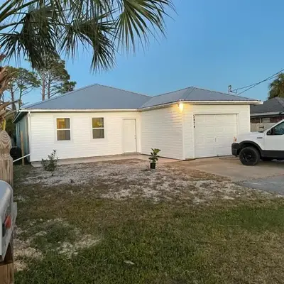 House 3 blocks to the beach