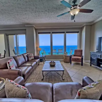 Luxurious High-Rise Condo with Spacious Balcony Facing the Ocean - Unit 1805