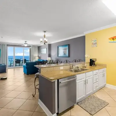 Ocean Reef Beach Resort! Beach Front! Free Seasonal Beach Chairs! by Dolce Vita Getaways PCB