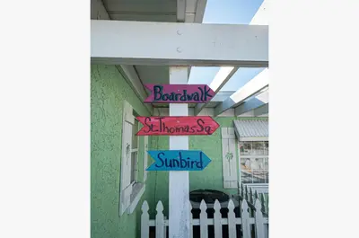a sign on the side of a building that says beautiful simultaneoussur sqor at Emerald Beach Cottage in Panama City Beach