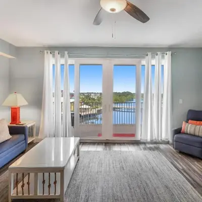 Laketown Wharf 335! 1 BD