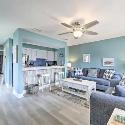 Panama City Condo with Balcony and Pool