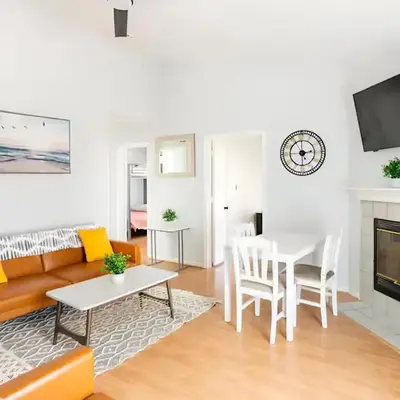 Beautiful House Sleeps 12 - Hot Tub - Breakfast - Walk to Beach